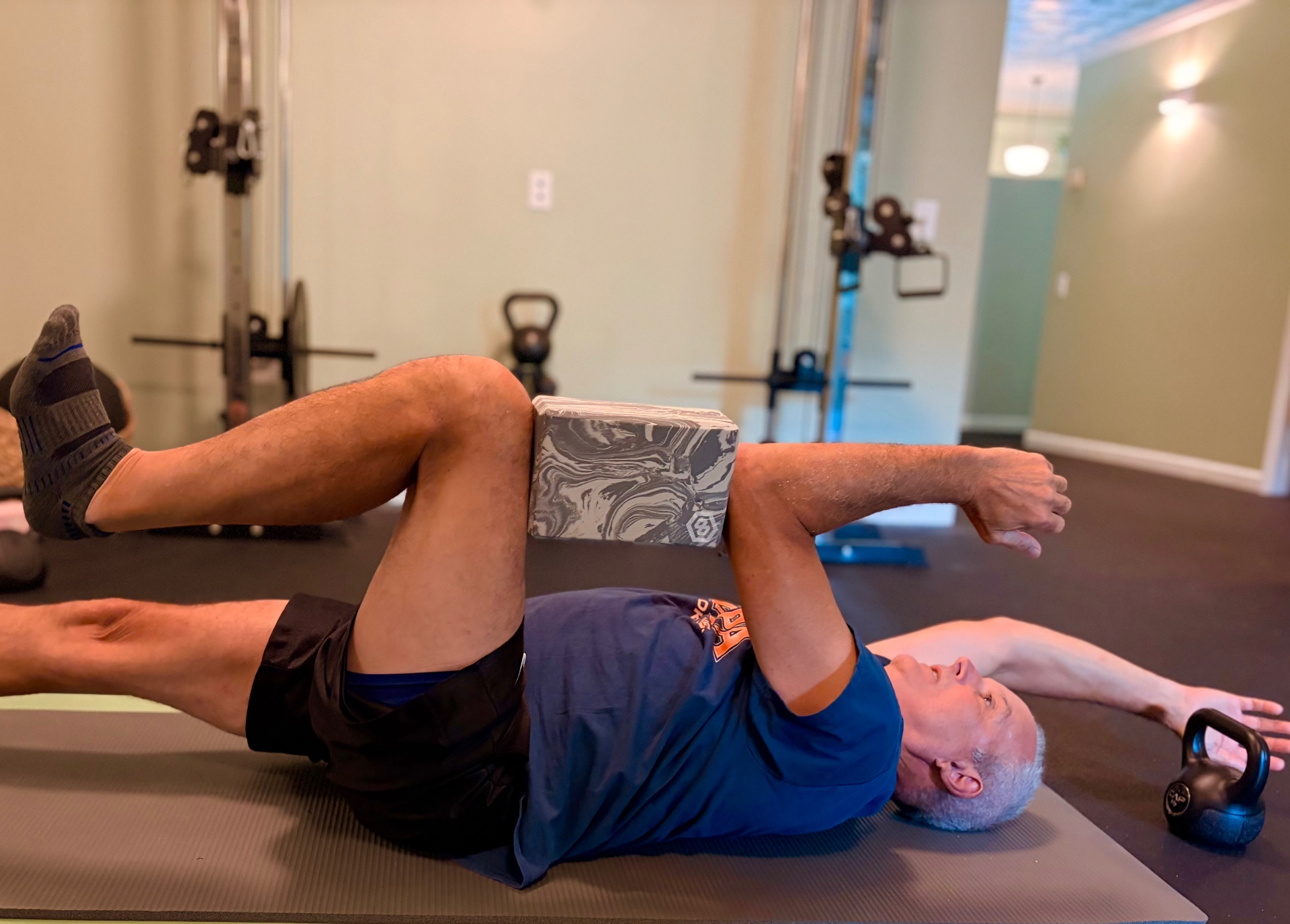 Client performing a supported core mobility drill