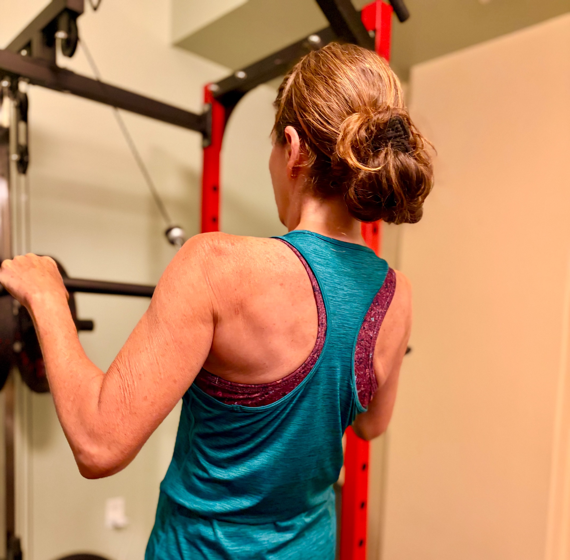 Client training back and shoulders on the cable rack